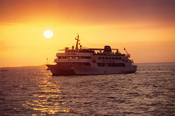 那覇発！大型レストラン船「モビーディック号」で沖縄の海を優雅にクルージング