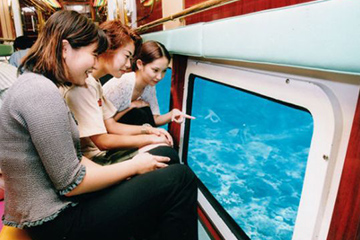 泳がなくても沖縄の海の中を覗けちゃう！！世界発の大型水中観光船「オルカ号」