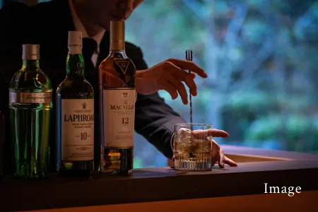 画像：ドリンクを作るソムリエ