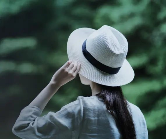 圖像：造訪森林的女性